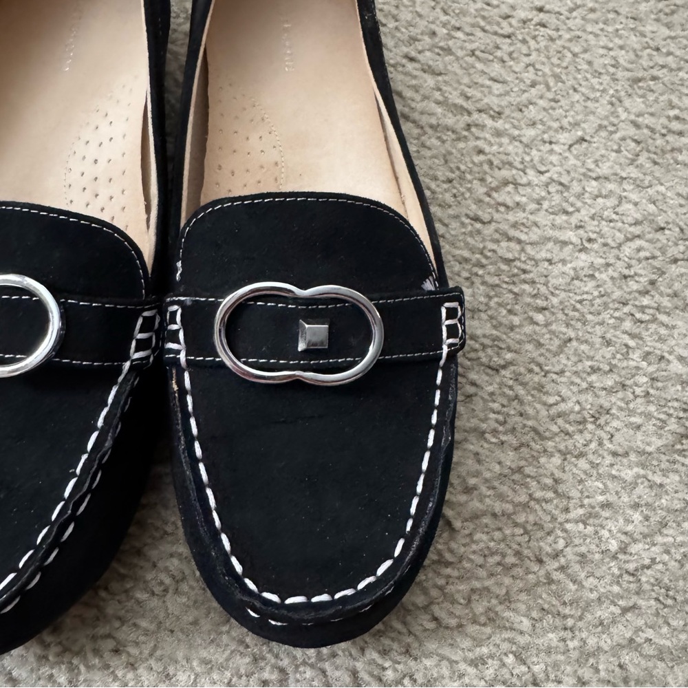 Liz Claiborne Black Loafers with Silver Accent - Picture 2 of 6
